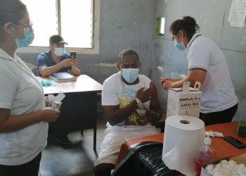 Internos del centro de detención preventiva de Zacapa reciben vacuna contra coronavirus