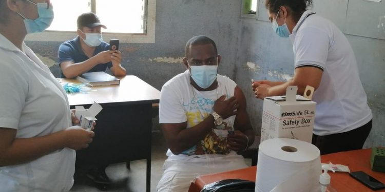 Internos del centro de detención preventiva de Zacapa reciben vacuna contra coronavirus