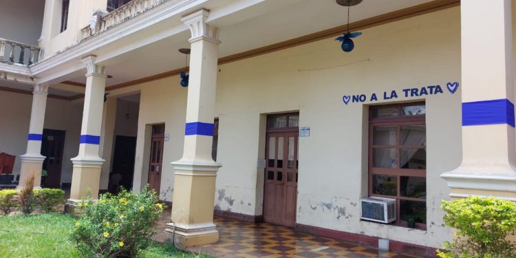 Gobernación Departamental de Retalhuleu se viste de azul y llama a prevenir la trata de personas