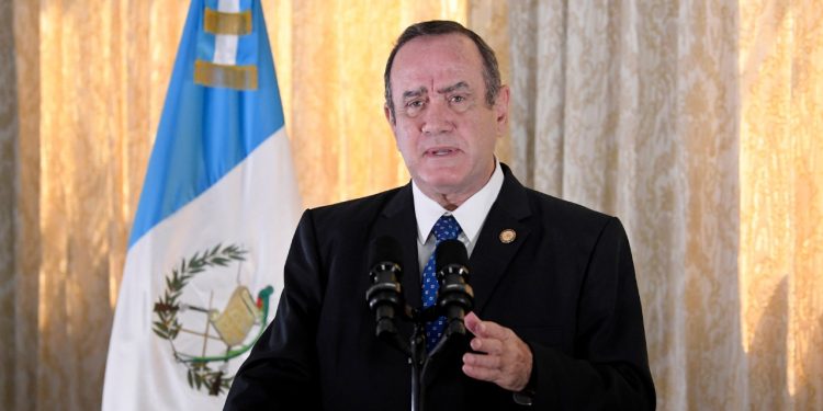 Presidente anuncia vacunación para estudiantes universitarios, periodistas y trabajadores de sectores productivos