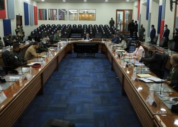 El Presidente Giammattei durante la reunión sostenida con autoridades castrenses