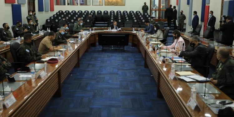 El Presidente Giammattei durante la reunión sostenida con autoridades castrenses