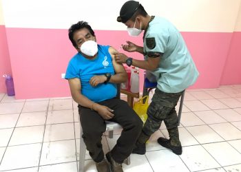 Salud abre puesto de vacunación contra COVID-19 en mercado La Terminal