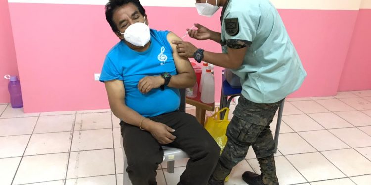 Salud abre puesto de vacunación contra COVID-19 en mercado La Terminal