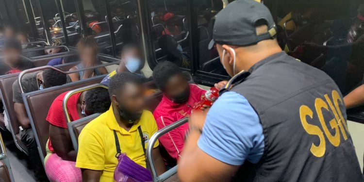 PNC rescata a 145 migrantes y detiene a presunto traficante de personas