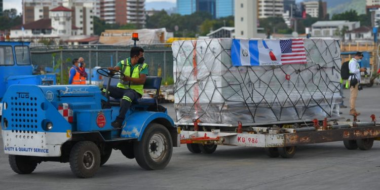 EE. UU. anuncia llegada de 3 millones de dosis contra COVID-19 a Guatemala