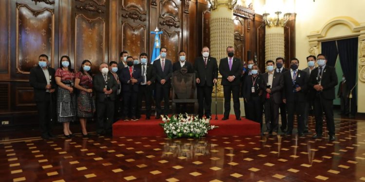 Totonicapán recibe del Presidente la silla de Atanasio Tzul