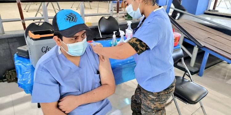 Ejército vacunará a más de 23 mil personas este fin de semana en instalaciones militares