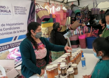 Emprendedoras de Totonicapán participan en feria comercial