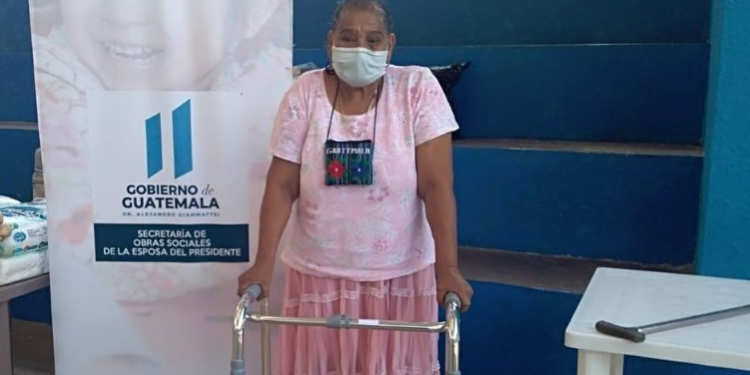 SOSEP y SCEP apoyan a adultos mayores de Zapotitlán