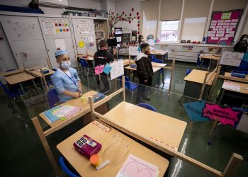 California seguirá exigiendo mascarillas en escuelas a pesar de las pautas nacionales