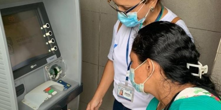 Beneficiarios de Estipendios por Acciones en Izabal reciben aporte monetario