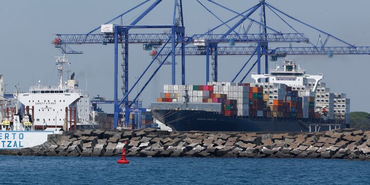 Firman convenio para reducir tiempos y costos en las exportaciones