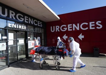 Hospitalizados en Francia bajan de 8 mil y se reportan 17 muertos en un día