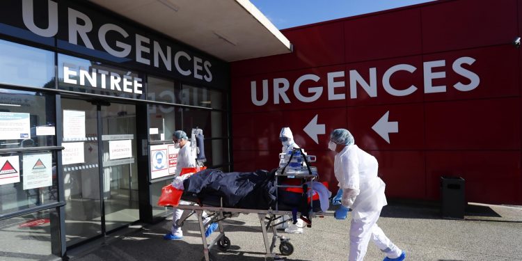 Hospitalizados en Francia bajan de 8 mil y se reportan 17 muertos en un día