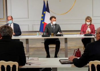 Francia impone el pasaporte sanitario en restaurantes y lugares cerrados