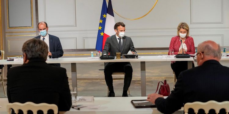 Francia impone el pasaporte sanitario en restaurantes y lugares cerrados