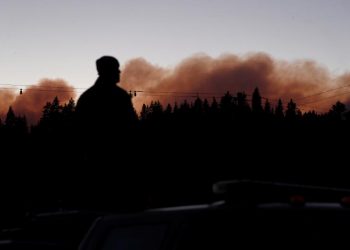 Nueva ola de calor añade presión a la lucha contra el fuego en California