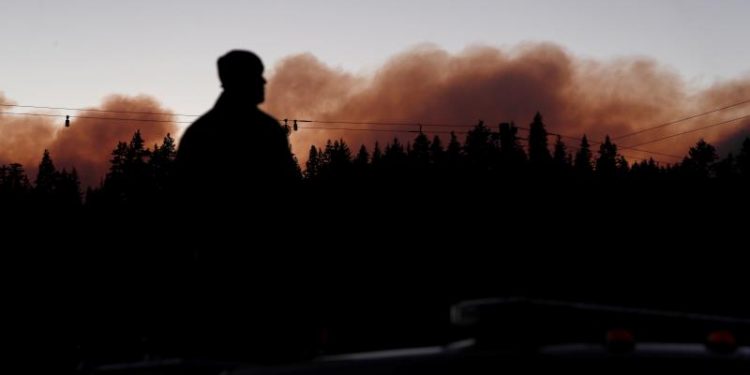 Nueva ola de calor añade presión a la lucha contra el fuego en California