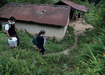 Salubristas llevan vacunas hasta distantes aldeas y caseríos de Mataquescuintla, Jalapa, para inmunizar a los adultos