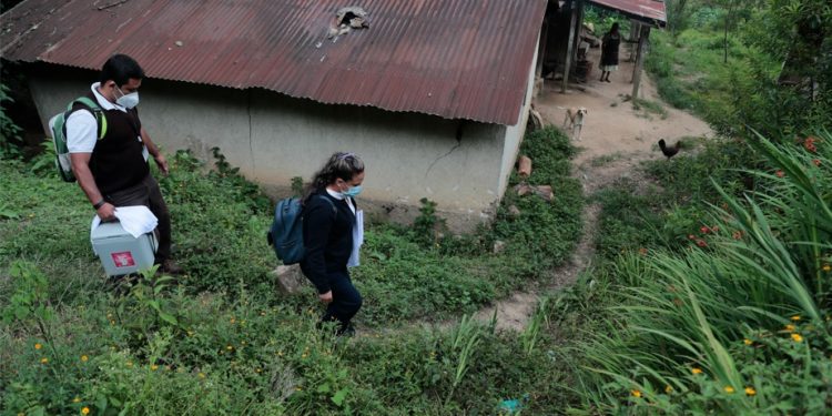 Salubristas llevan vacunas hasta distantes aldeas y caseríos de Mataquescuintla, Jalapa, para inmunizar a los adultos