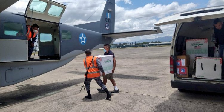 Ejército traslada vía aérea más de medio millón de dosis de la vacuna contra COVID-19 al interior del país