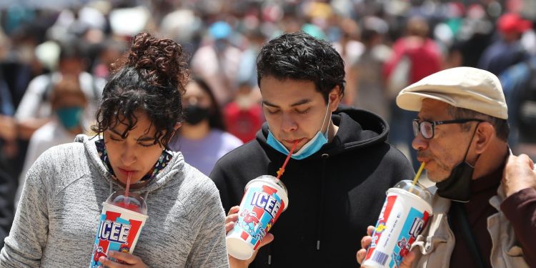 Ciudad de México pasa a riesgo alto por aumento de contagios en jóvenes