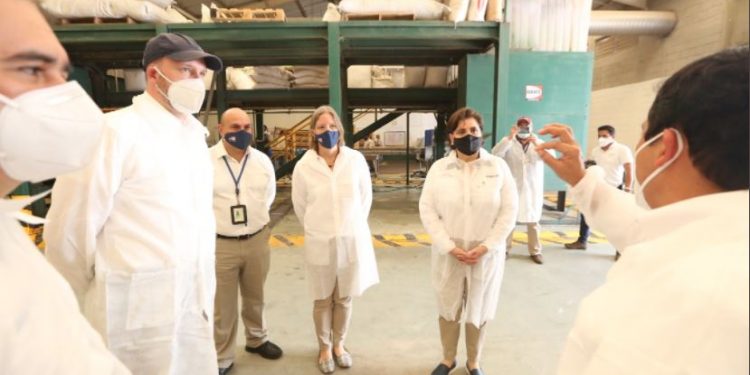 Autoridades de Guatemala y Estados Unidos visitan sede de Moscamed