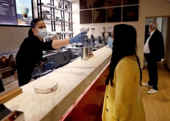 El pasaporte covid en acceso a interiores se aplica por primera vez en España