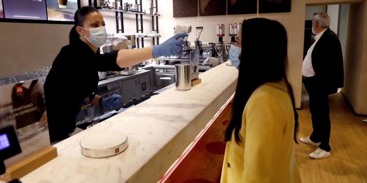 El pasaporte covid en acceso a interiores se aplica por primera vez en España