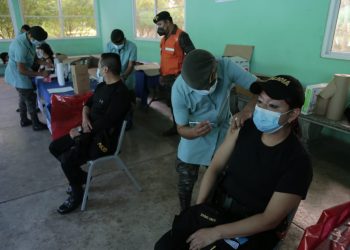 Vacunación a policías de la PNC