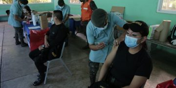 Vacunación a policías de la PNC