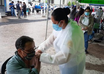 Instalan centro de vacunación contra COVID-19 frente a Catedral Metropolitana