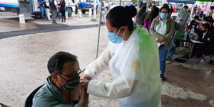 Instalan centro de vacunación contra COVID-19 frente a Catedral Metropolitana