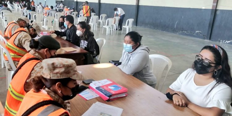 Comienza plan piloto de puesto de vacunación nocturno en Huehuetenango