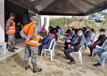 Soldados fortalecen vacunación contra el COVID-19 en la provincia