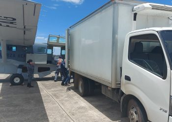 Fuerza Aérea Guatemalteca traslada 50 mil dosis de vacuna contra COVID-19 a Huehuetenango