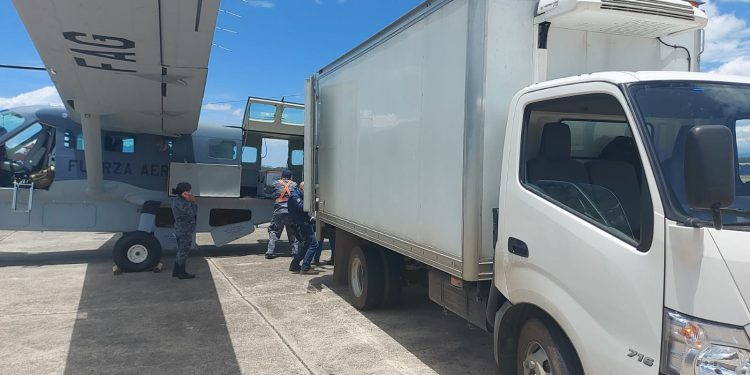 Fuerza Aérea Guatemalteca traslada 50 mil dosis de vacuna contra COVID-19 a Huehuetenango