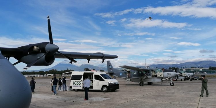 Trasladan vía aérea 240 mil dosis de vacunas contra COVID-19 a cinco departamentos