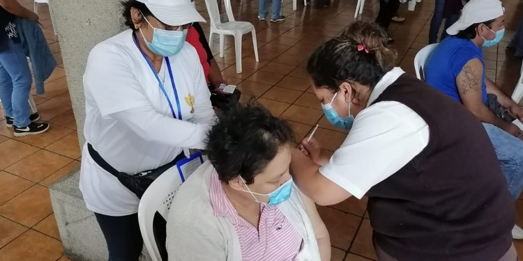 Beneficiarios de Mis Años Dorados reciben segunda dosis contra el COVID-19
