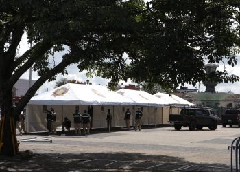 Personal de la PNC trabajó este miércoles en la instalación del puesto de vacunación contra el COVID-19