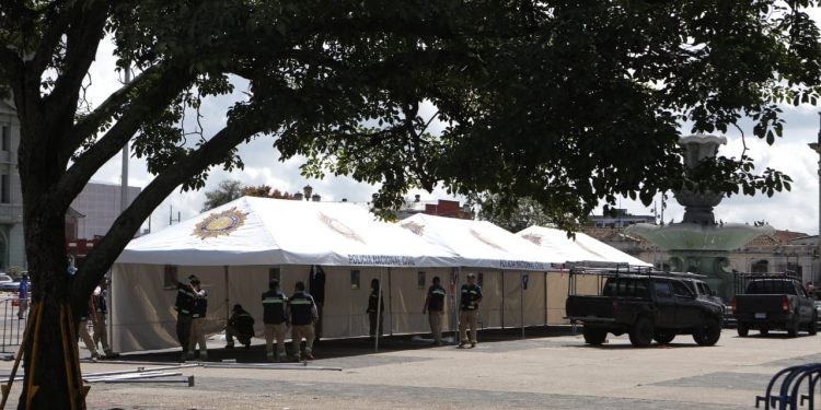 Personal de la PNC trabajó este miércoles en la instalación del puesto de vacunación contra el COVID-19