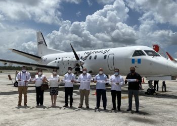 Autoridades de Guatemala y México inauguraron primer vuelo comercial entre Guatemala-Cancún.