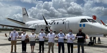 Autoridades de Guatemala y México inauguraron primer vuelo comercial entre Guatemala-Cancún.