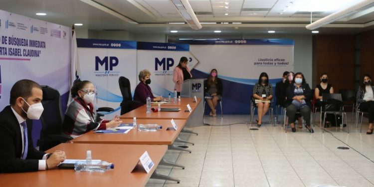 Autoridades que integran la Alerta Isabel-Claudina durante la presentación de avances en la sede del MP