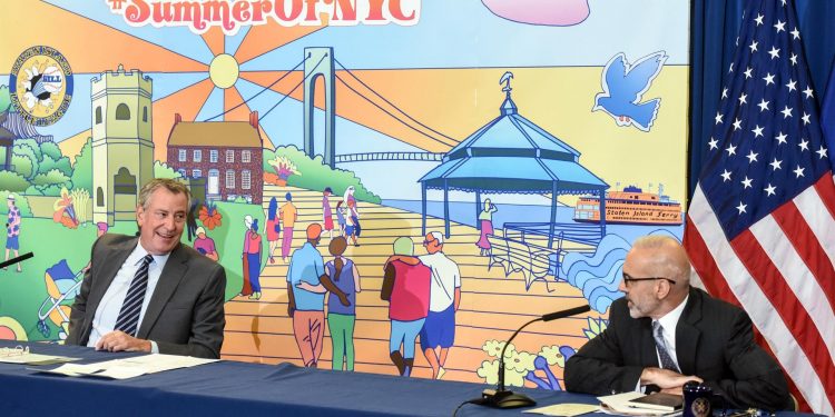 Nueva York exige la vacuna contra el COVID-19 para todo el personal de Educación