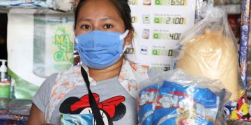 Con este aporte económico los beneficiarios pueden comprar alimentos de la canasta básica.