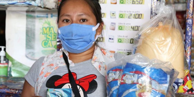 Con este aporte económico los beneficiarios pueden comprar alimentos de la canasta básica.