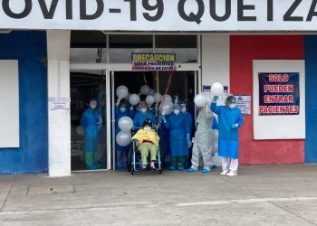 Dan de alta a paciente que estuvo 66 días internada por COVID-19