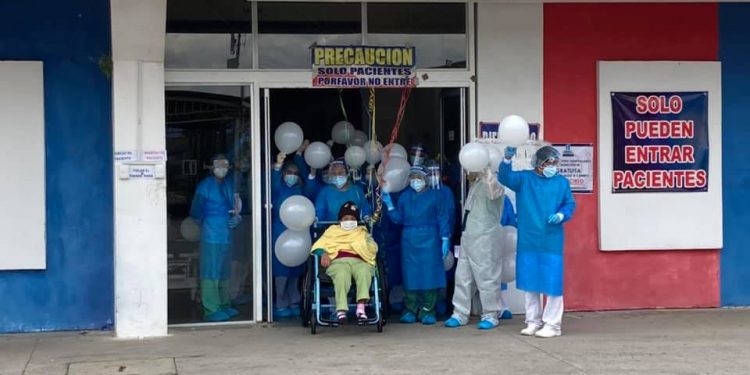 Dan de alta a paciente que estuvo 66 días internada por COVID-19